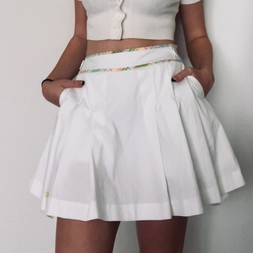 lilly pulitzer white pleated tennis skirt. built in shorts and ✨pockets✨